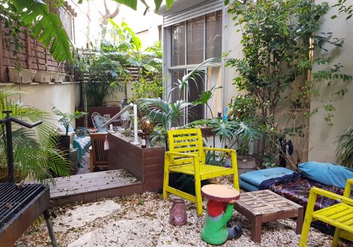 במרכז תל אביב, במרחק הליכה קצרה מהים! דירת גן משופצת אדריכלית עם גינה ענקית