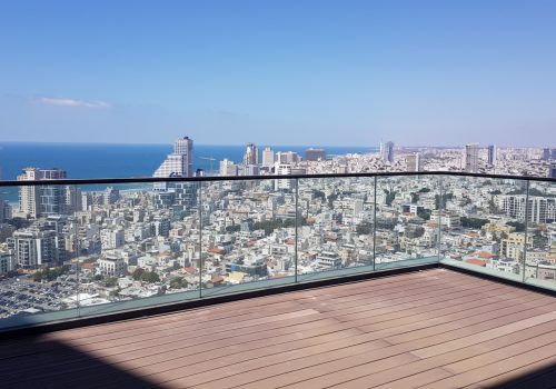 בבניין חדש ויוקרתי, בקרבת נווה צדק והים! פנטהאוז ייחודי, מואר, נוף מדהים!