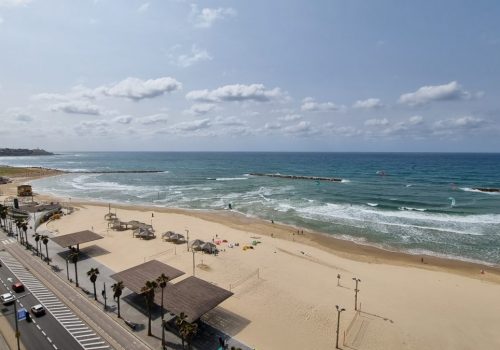 דירת גג למכירה! קו ראשון לנוף ים שלא יחסם לעולם! 2 חניות, שומר, בריכה וחדר כושר!