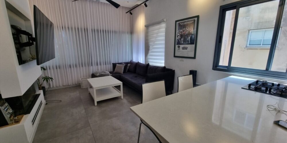 בבלעדיות להשכרה דירת 4 ח, בתחילת שדרות רוטשילד, קרוב לנווה צדק והים!!!
