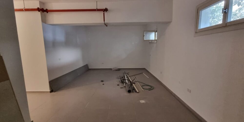 בלב העיר, בבניין באוהאוס משופץ ויפה. שטח מסחרי להשכרה!